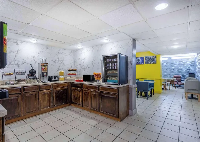 Days Inn & Suites By Wyndham Fort Bragg/Cross Creek Mall
